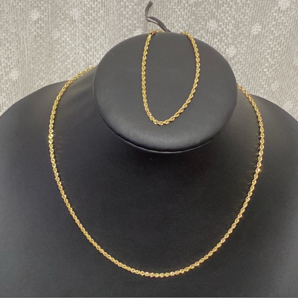 Elegant Gold Necklace and Bracelet Set